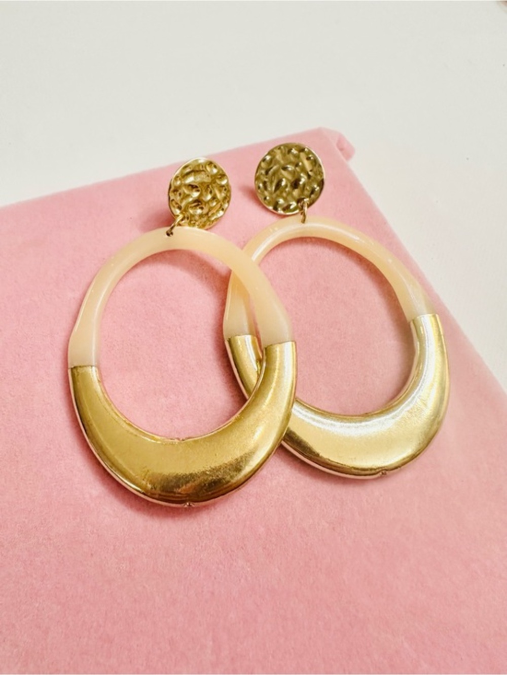 NWT Gold & Ivory Resin Hoop Statement Dangle Earrings